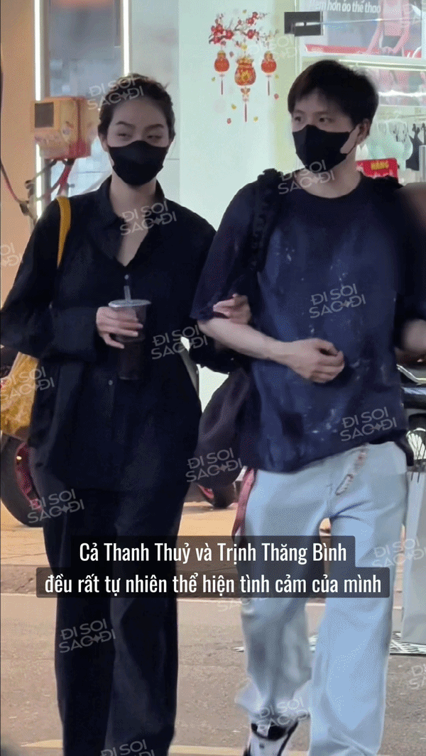 Thanh Thuỷ khoác tay Trịnh Thăng Bình cùng nhau ra về, chẳng khác gì cặp đôi cùng nhau tan làm trở về nhà