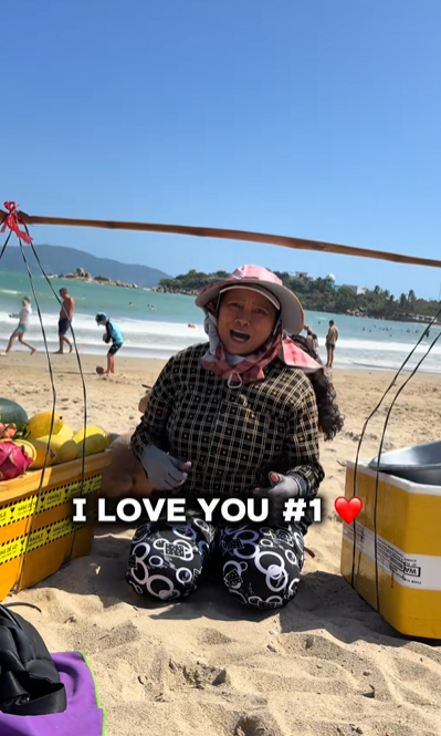Gặp cô Mai - “ngôi sao bán trái cây biển Nha Trang” gây sốt toàn cầu: “Tôi không nhận được số tiền như người người ta đồn”