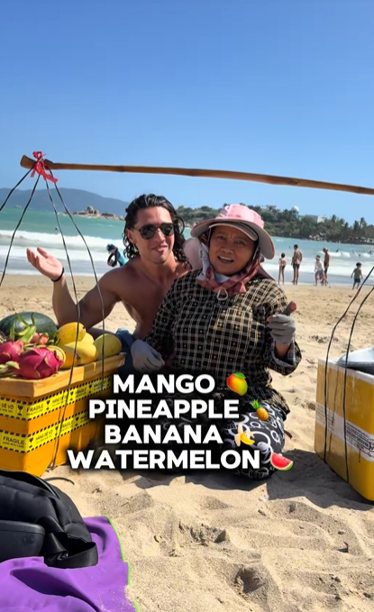 Cô Mai và Louis (LocalLou) - du khách người Anh đã khiến cô viral toàn cầu