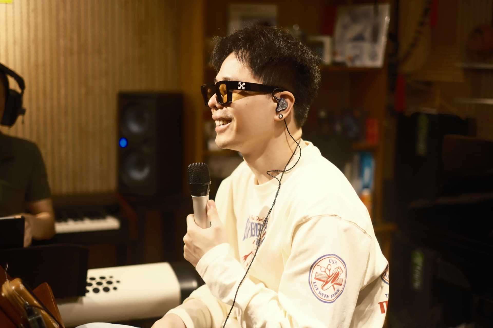 Những năm gần đây, Trịnh Thăng Bình không tiếc tiền đầu tư cho yếu tố kỹ thuật phòng thu, nâng cao chất lượng âm thanh cho các sản phẩm âm nhạc (ảnh: FBNV)