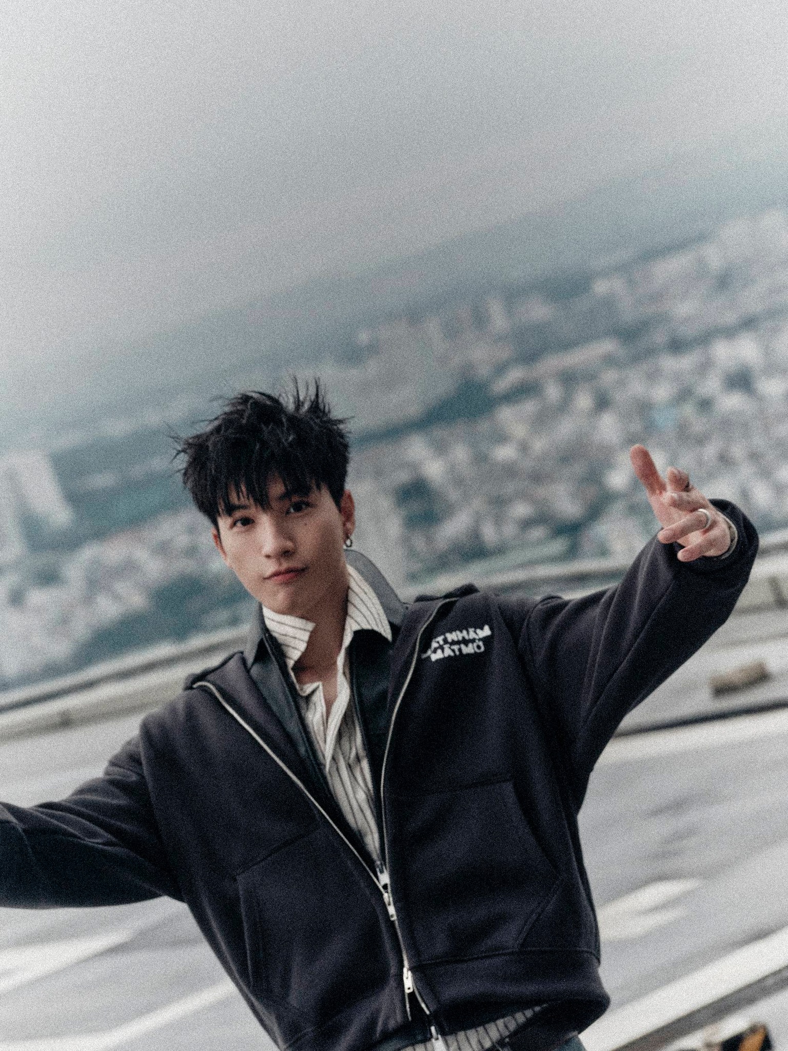 Những tranh luận xoay quanh giọng hát của HIEUTHUHAI liên tục xuất hiện (ảnh: FBNV)