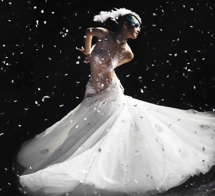 Sắc vóc chuẩn chim công làng múa.