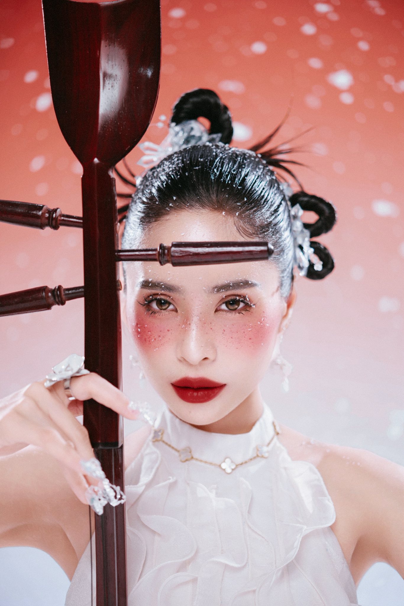  Kiều Anh là cái tên tiếp theo của Vbiz theo đuổi hướng kết hợp âm hưởng truyền thống với phong cách biểu diễn hiện đại (ảnh: FBNV)