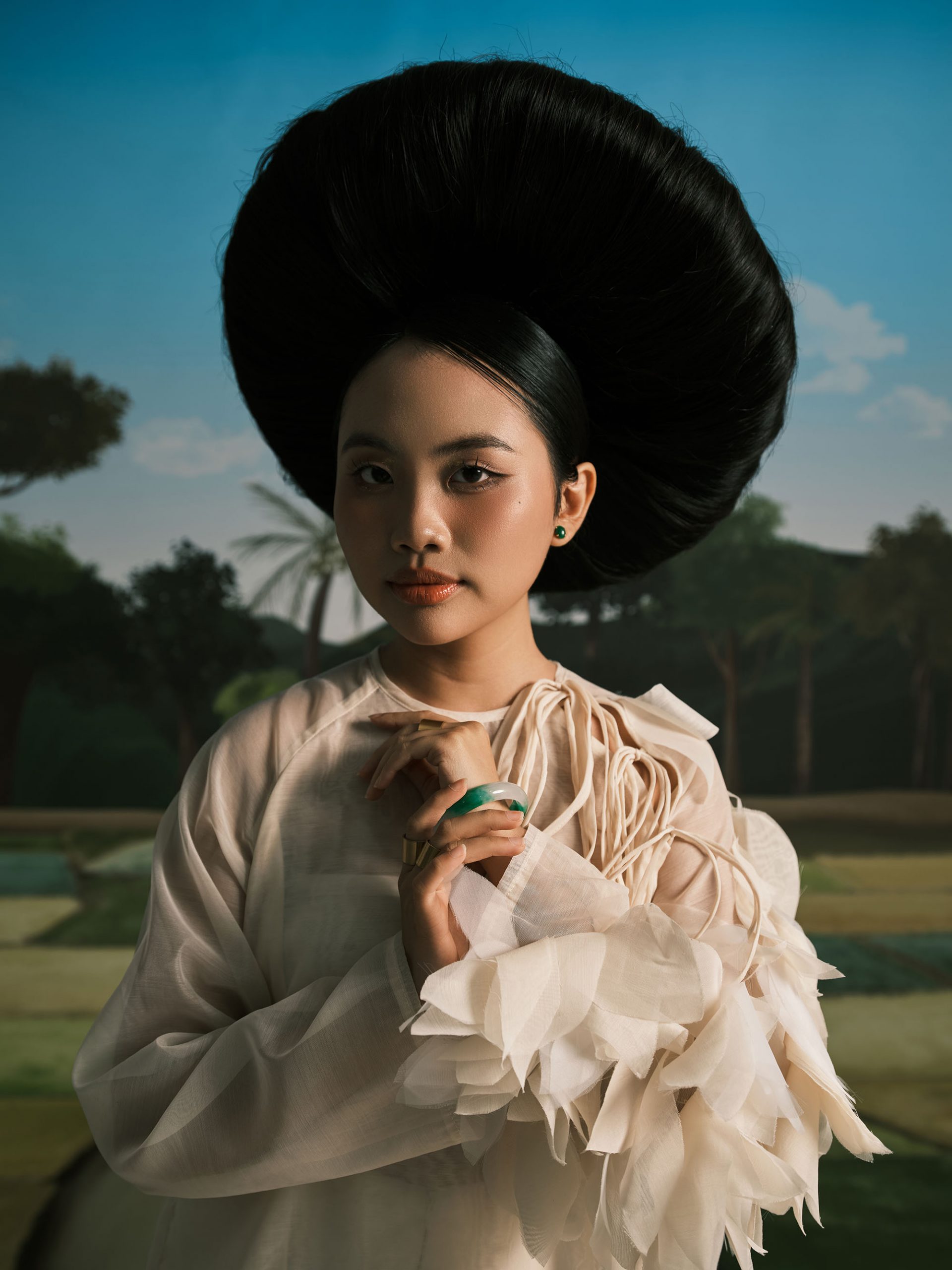 Phương Mỹ Chi tô đậm định hướng sự nghiệp theo con đường tôn vinh văn hóa Việt, và tiếp tục được đặt cạnh Hoàng Thùy Linh (ảnh: FBNV)