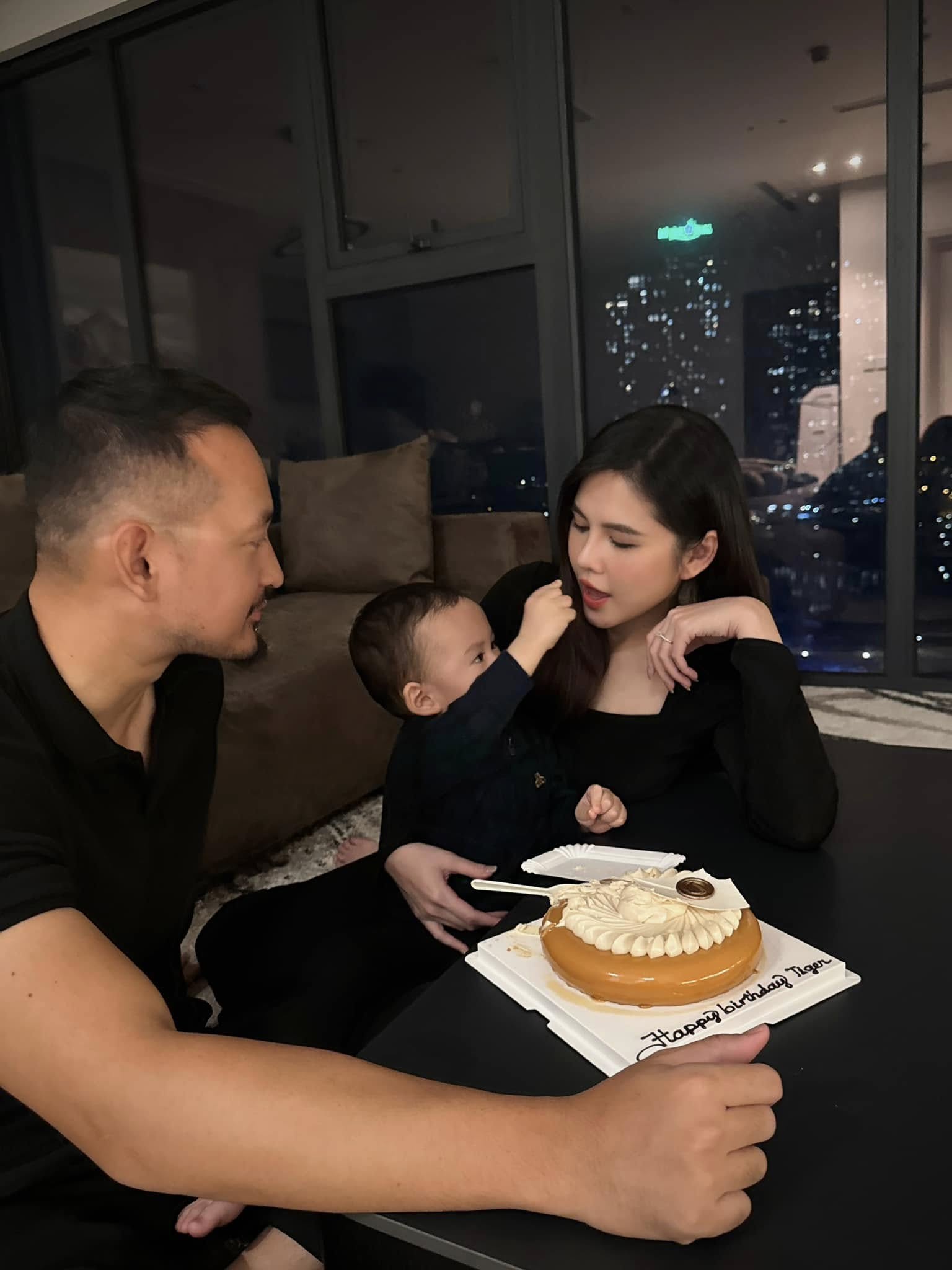 Thu Hoài cũng hạnh phúc bên chồng và con trai