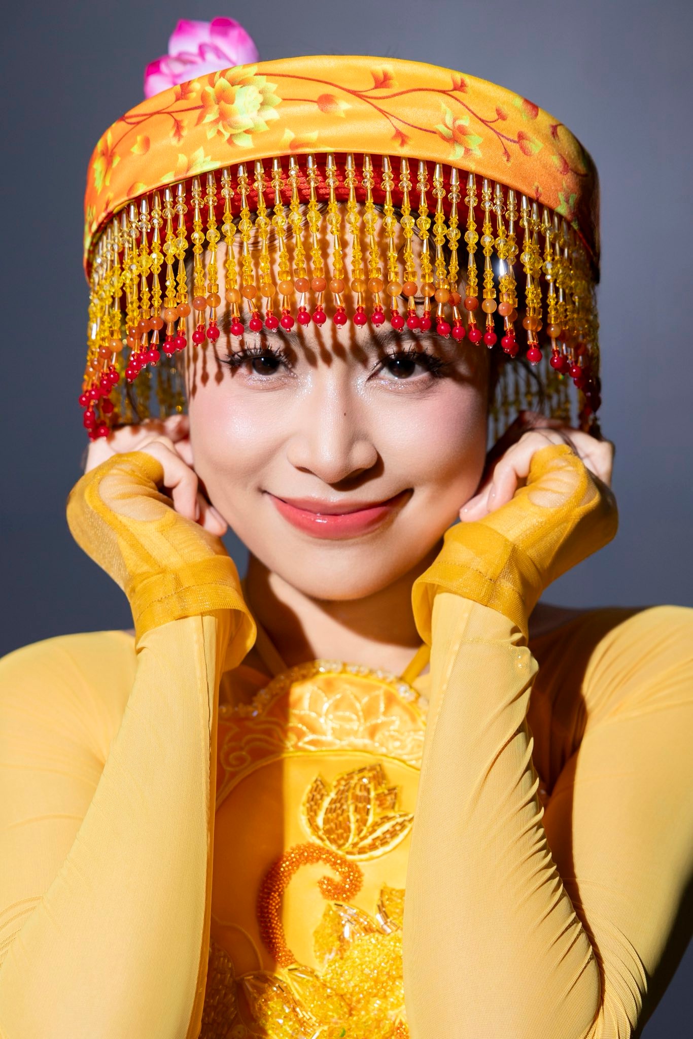 Nhiều nghệ sĩ có cùng cách làm, nhưng không phải ai cũng thành công về mặt thương mại lẫn được chuyên môn công nhận như Hoàng Thùy Linh (ảnh: FBNV)