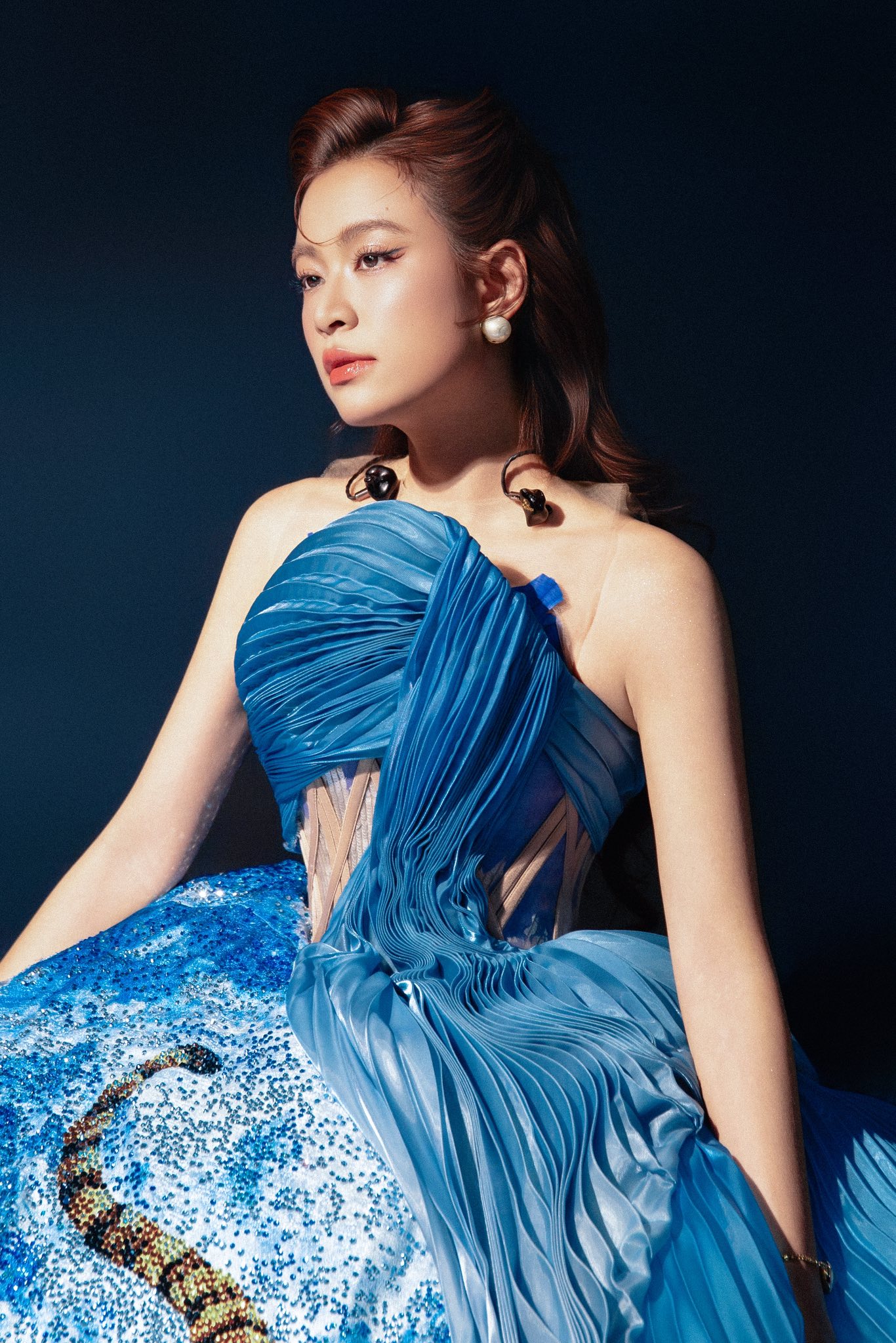 Hoàng Thùy Linh đã làm cho cả chuyên trang âm nhạc khó tính nhất thế giới - Pitchfork để mắt đến âm nhạc truyền thống Việt Nam (ảnh: FBNV)