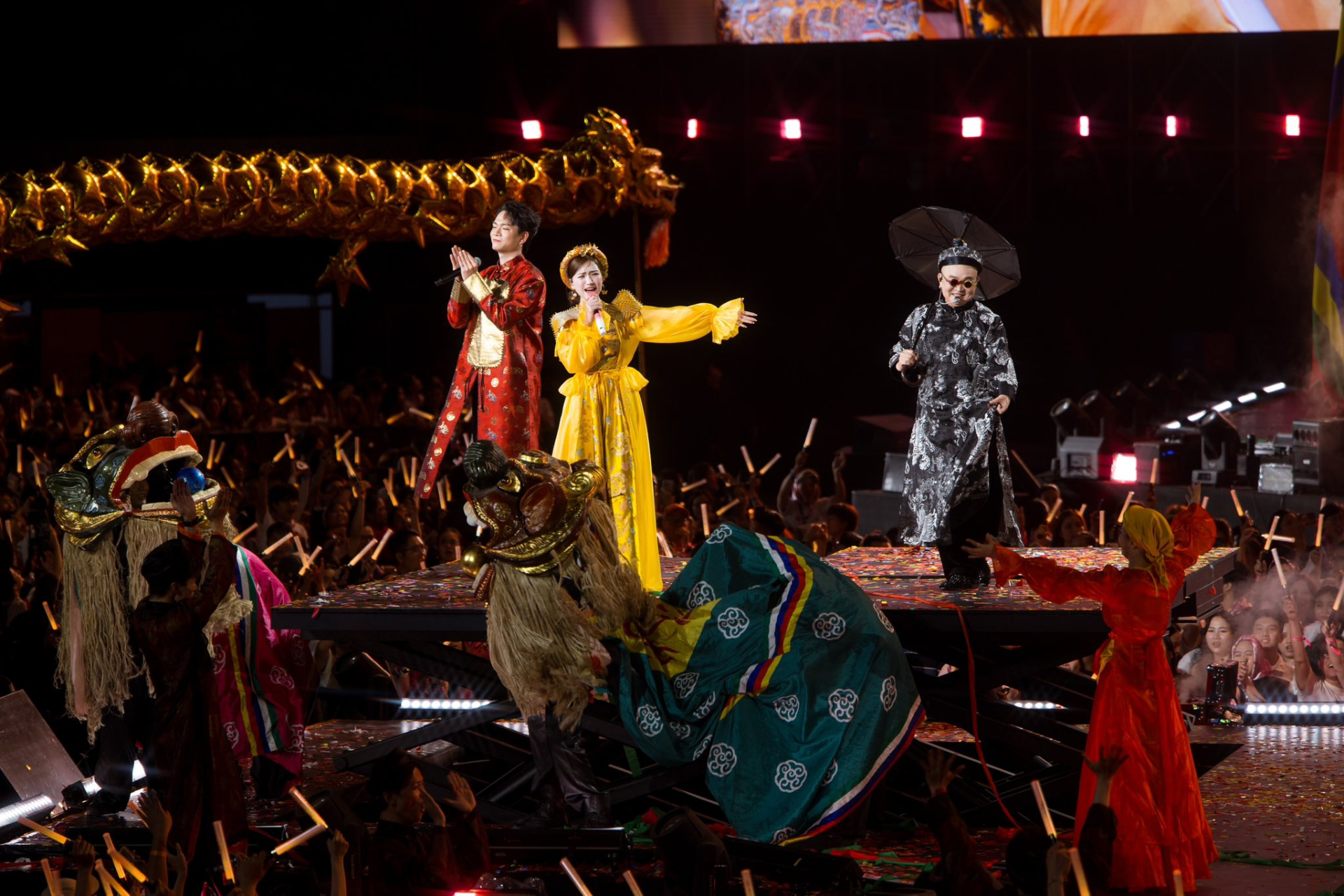 Fan-concert Bắc Bling tổ chức đầu năm 2026 gói gọn sự nghiệp Hoà Minzy, trong đó phần văn hoá truyền thống chỉ xuất hiện điểm xuyết trong một vài tiết mục (ảnh: FBNV)