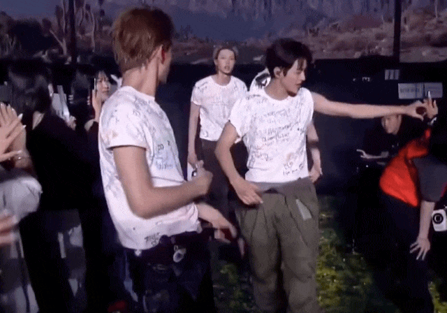 Seonghyeon đẩy vội Keonho ra khỏi khung hình 