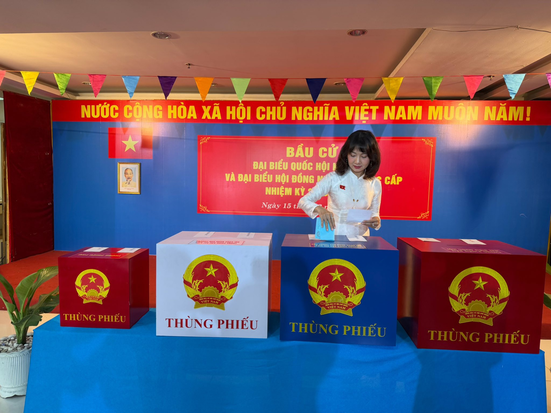 Dàn nghệ sĩ Việt tự hào, rạng rỡ đi bầu cử sáng nay! 