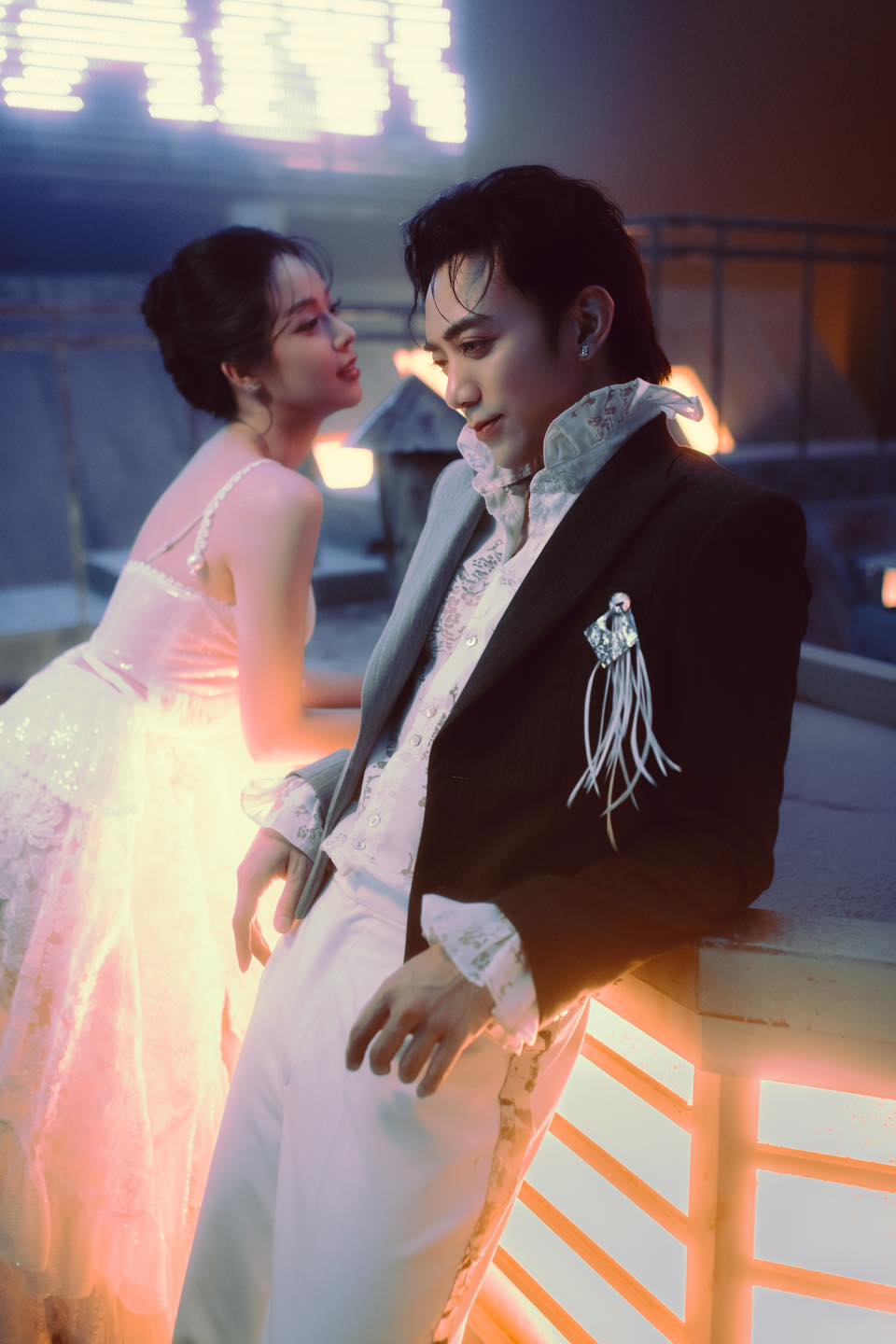 SOOBIN và Thanh Thuỷ trong MV Dancing In The Dark (ảnh: FBNV)