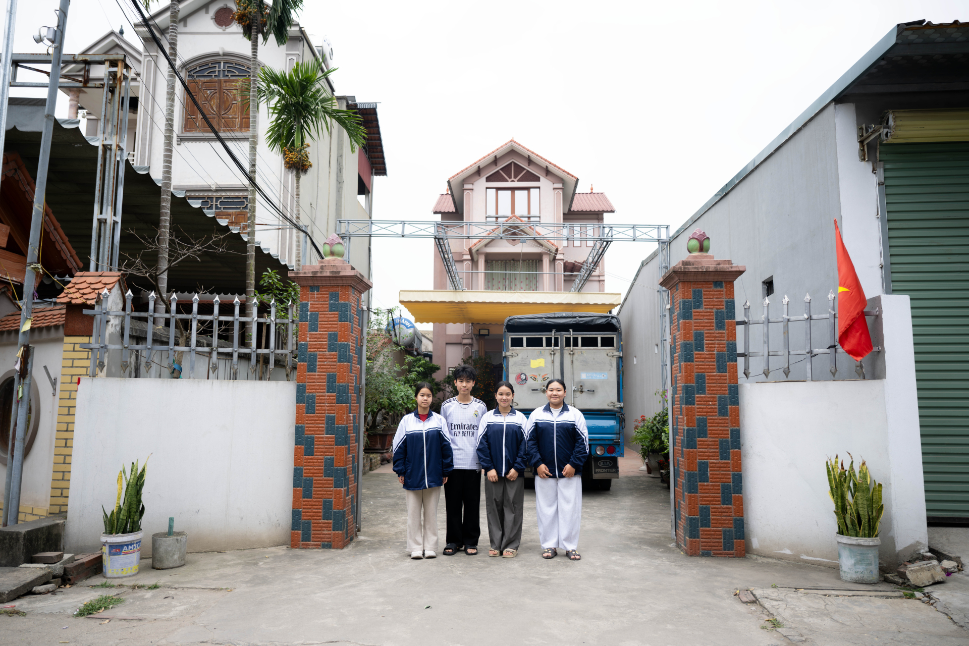 Trước sân nhà, chiếc xe tải được đỗ ngay ngắn, đó là phương tiện gắn bó với công việc mưu sinh của bố Phương Anh