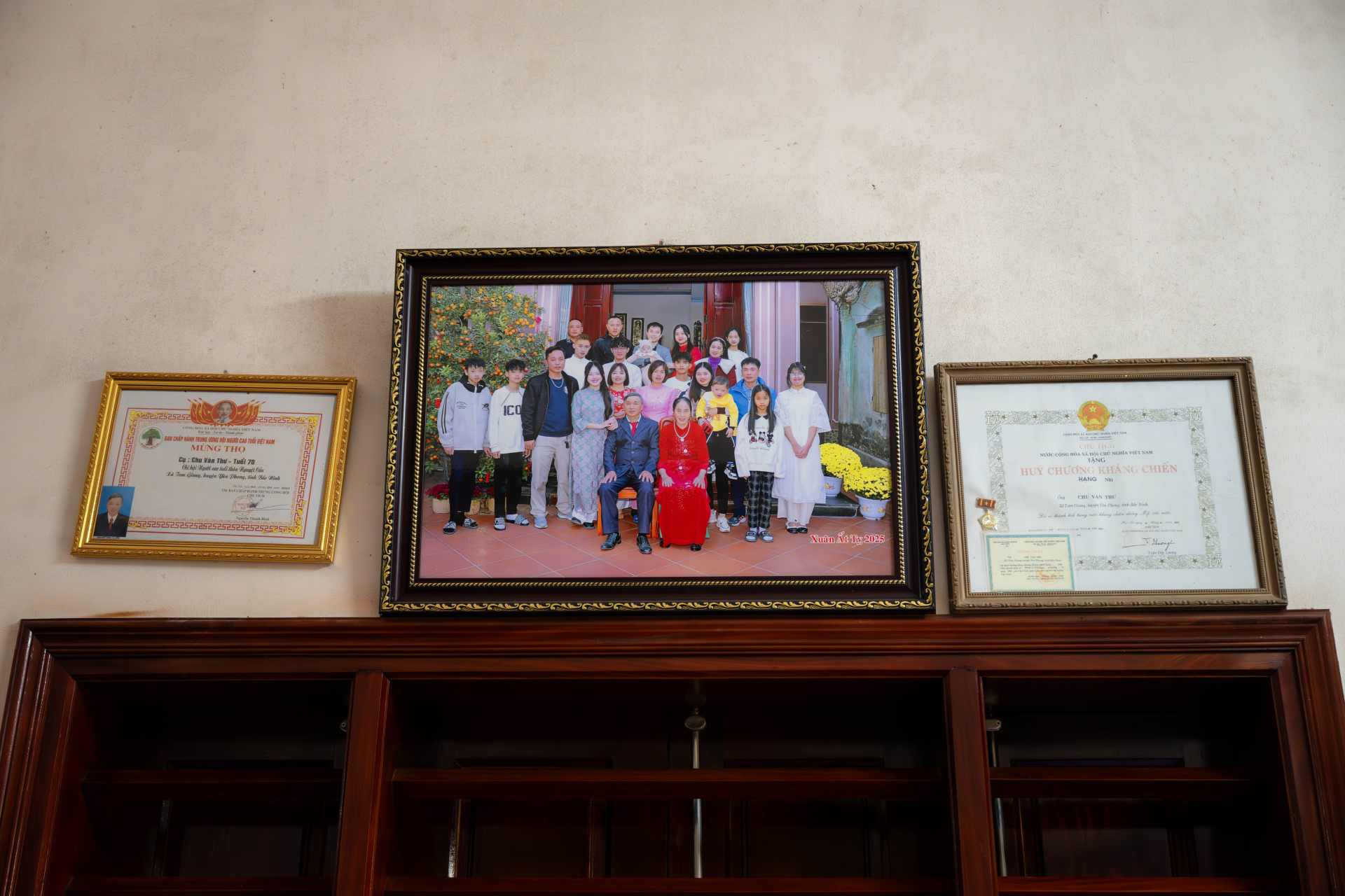 Bên trong nhà được bày trí nhiều bức ảnh gia đình