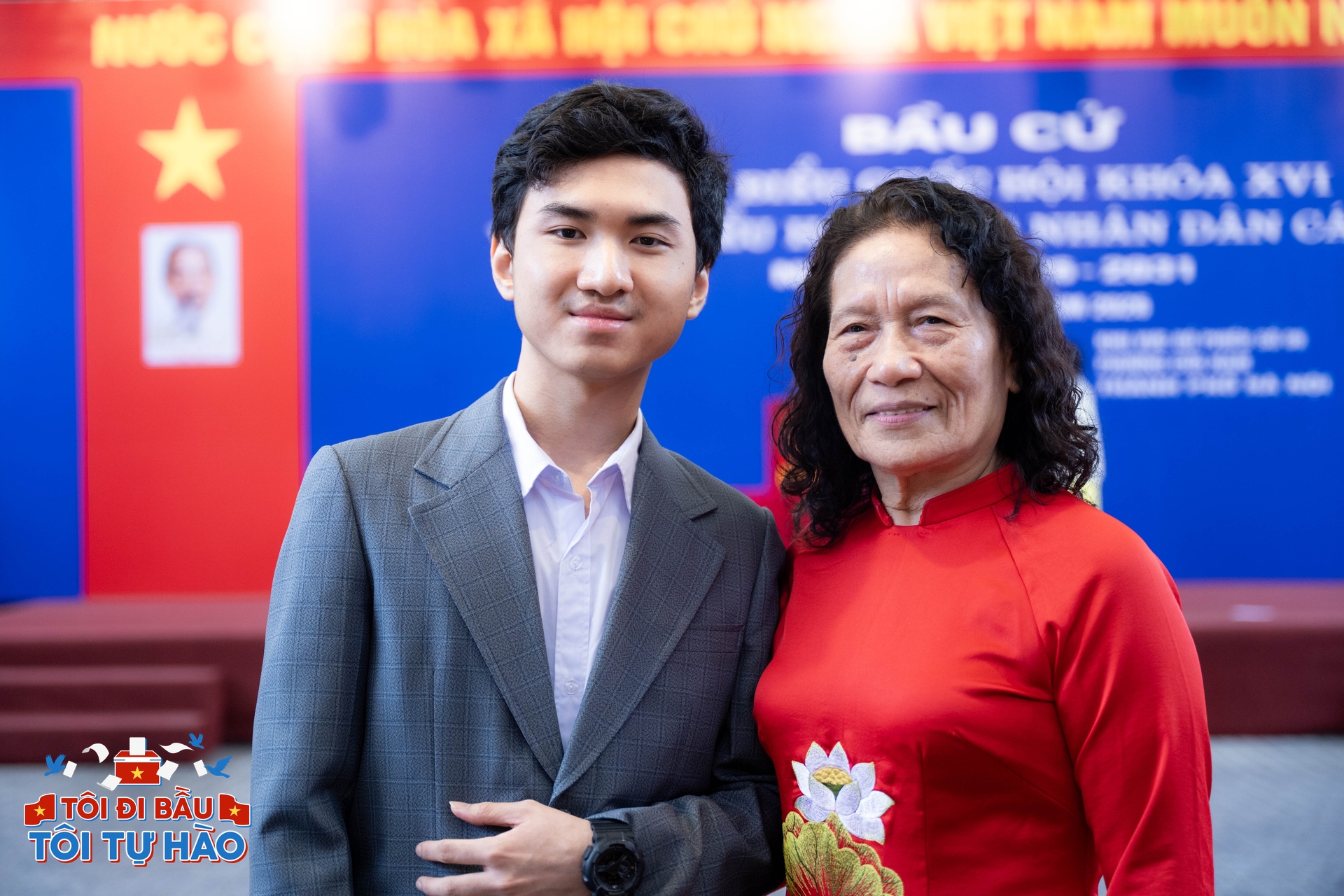 Huỳnh Thanh Phong và bà ngoại (Ảnh: Như Hoàn)