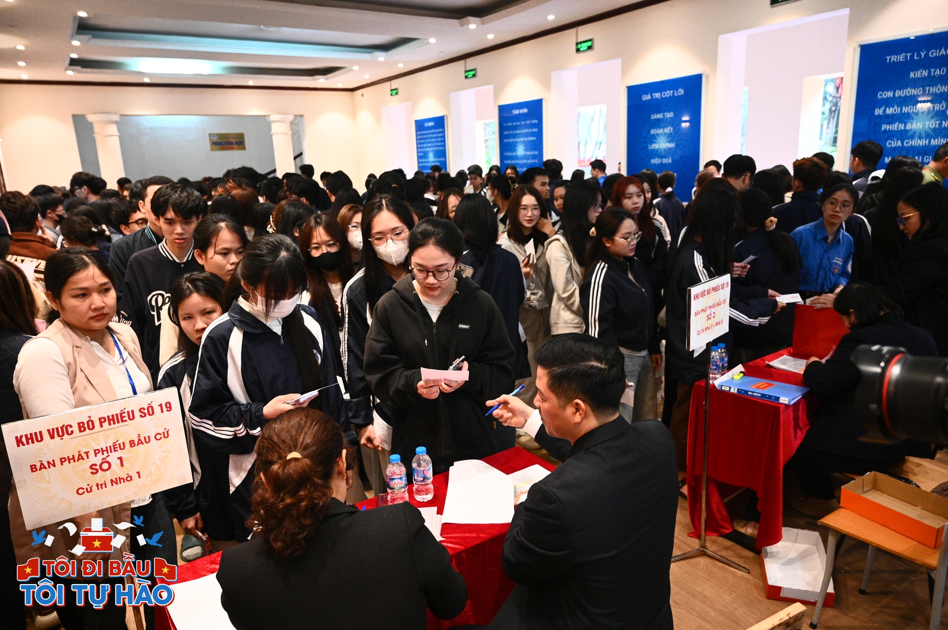 18 tuổi lần đầu đi bầu cử: Dậy từ 5h sáng vì hồi hộp, thấy bản thân