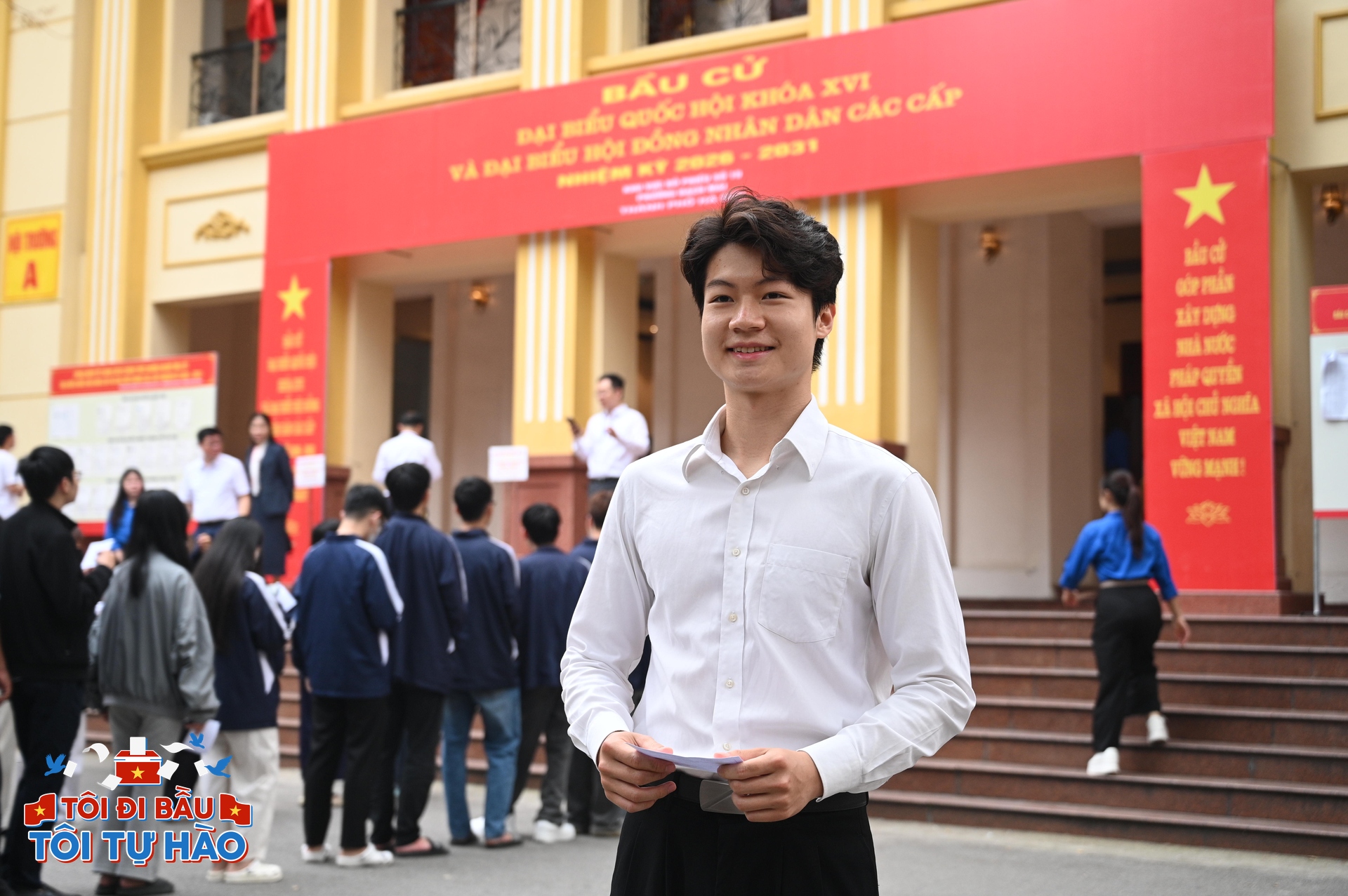 Các bạn trẻ tại điểm bầu cử ĐH Kinh tế Quốc dân Hà Nội (Ảnh: Lê Trung)