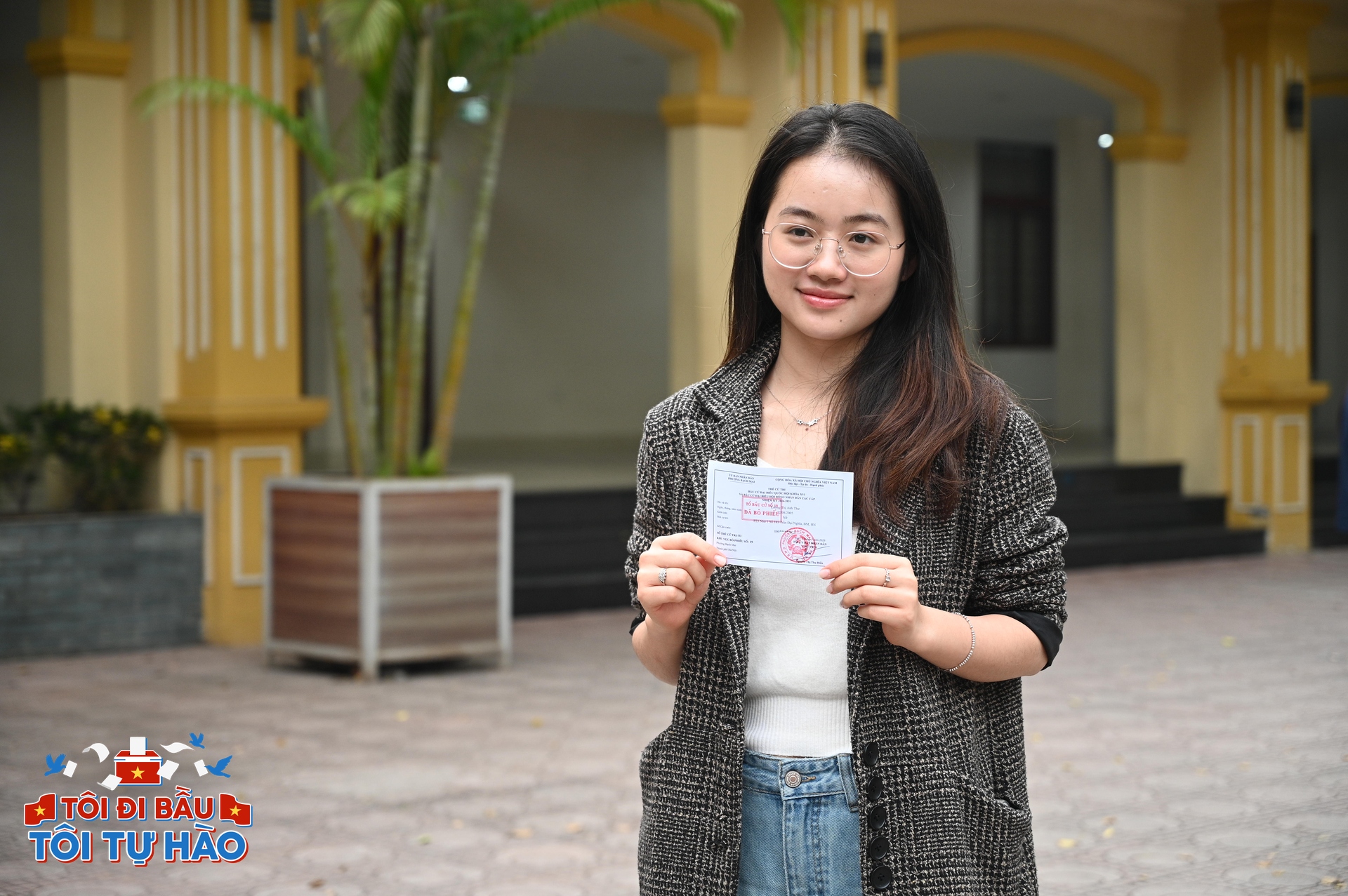 18 tuổi lần đầu đi bầu cử: Dậy từ 5h sáng vì hồi hộp, thấy bản thân