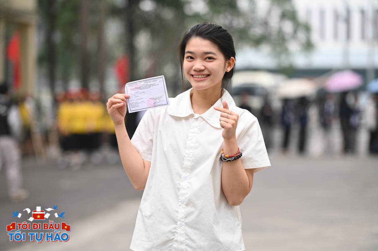 Lê Trà My - sinh viên năm 2 dậy sớm nhất phòng KTX để chuẩn bị và bắt đầu xếp hàng đến lượt bỏ phiếu từ 6h40 (Ảnh: Lê Trung)