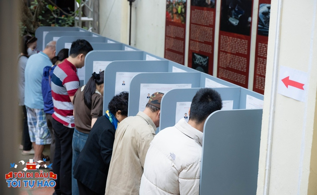 Việc quay phim, chụp hình ở trong phòng bỏ phiếu phải được Tổ trưởng Tổ bầu cử đồng ý và phải bảo đảm bảo mật thông tin bỏ phiếu của các cử tri khác trong suốt quá trình bỏ phiếu (Ảnh: Như Hoàn)