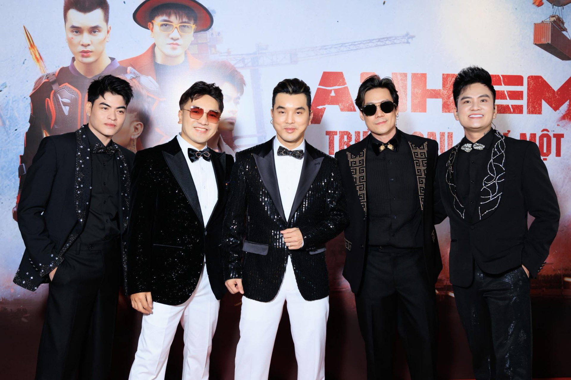 Trước trường hợp của RichChoi, vấn đề nghệ sĩ xuất hiện trong các sản phẩm quảng bá cá độ từng gây tranh cãi. MV Anh Em Trước Sau Như Một của nhóm Ngũ Hổ Tướng (ảnh: FBNV)