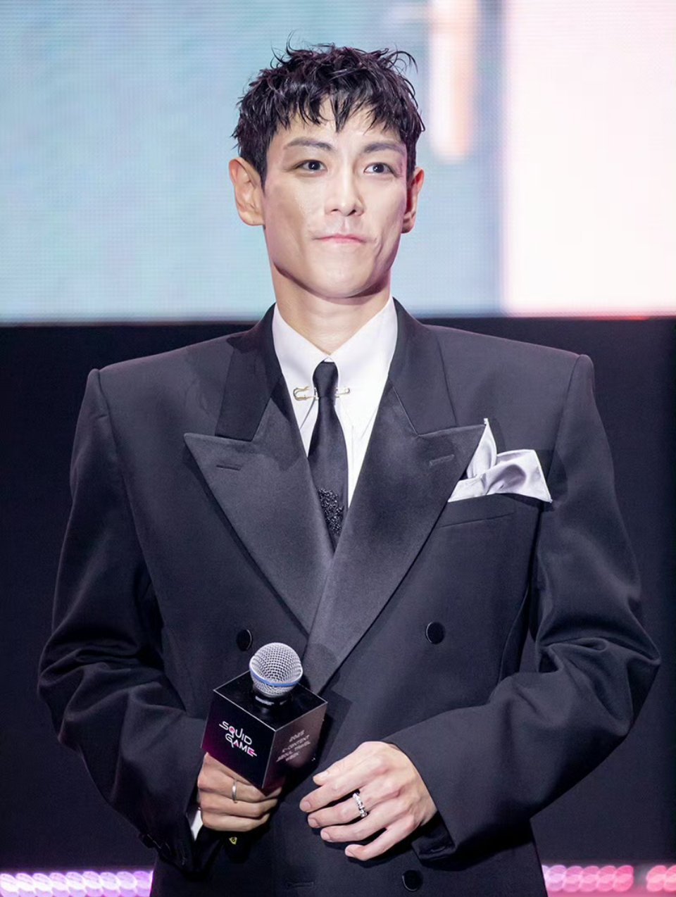 Ngoại hình của T.O.P thay đổi đáng kể so với thời còn hoạt động với BIGBANG (ảnh: X)