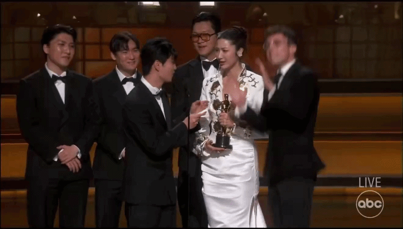 Lee Jae cùng ekip sản xuất Golden bị cắt ngang bài phát biểu nhận giải ngay trên sân khấu Oscar. Ảnh: Naver