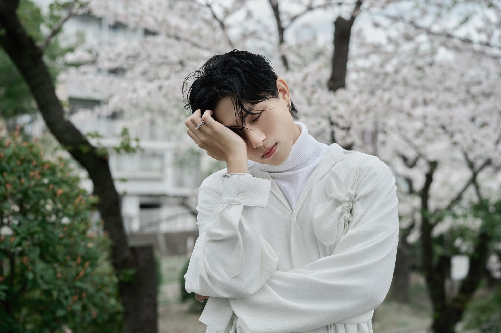 GREY D gần như không có thêm dự án solo chính thức, không nhận show diễn, hạn chế xuất hiện trước truyền thông và đứng ngoài làn sóng show thực tế - vốn là xu hướng chủ đạo của Vpop trong hai năm qua (ảnh: FBNV)