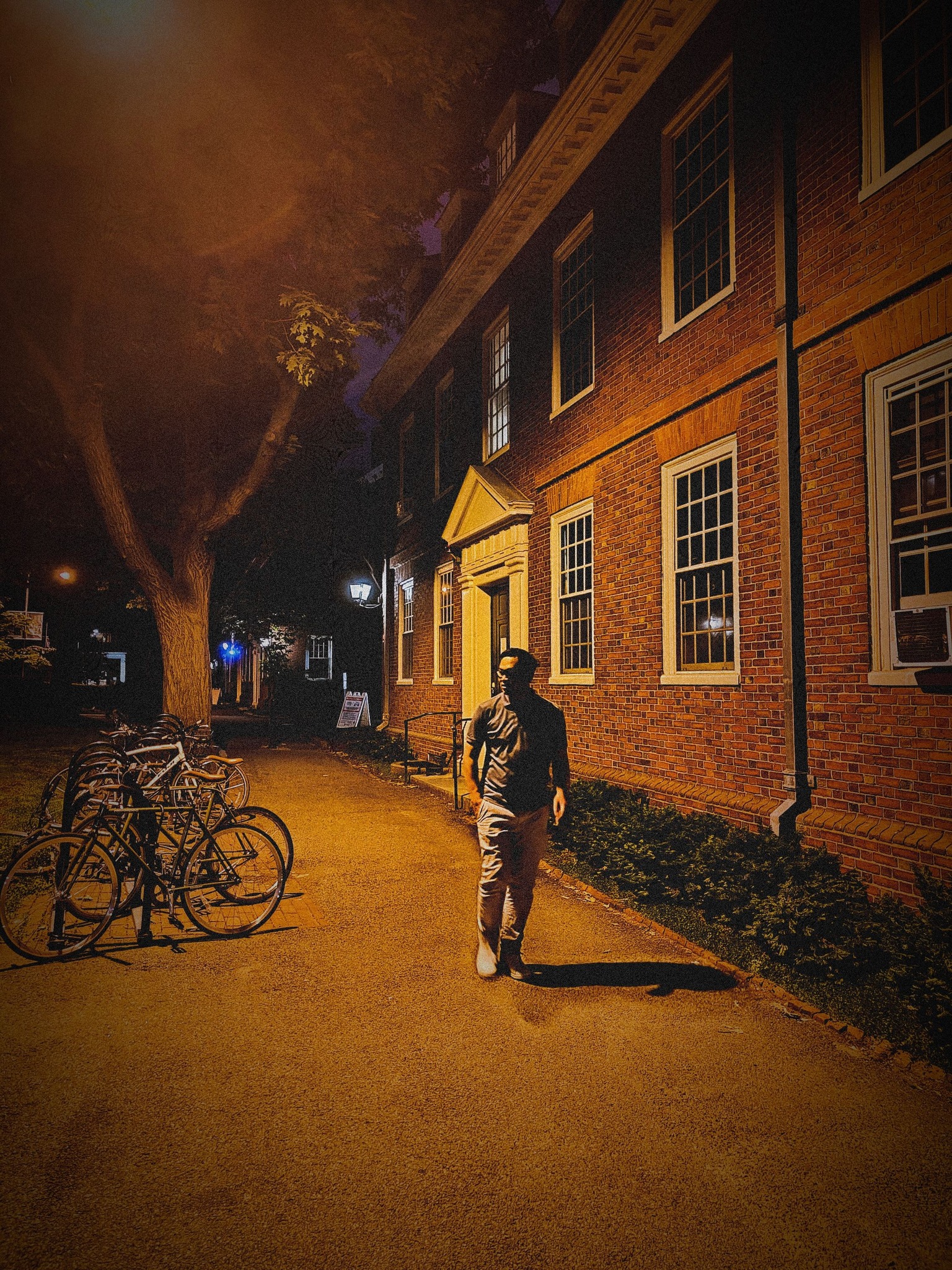 Anh Vũ Hải Trường trong bức ảnh chụp ở khuôn viên trường Harvard.