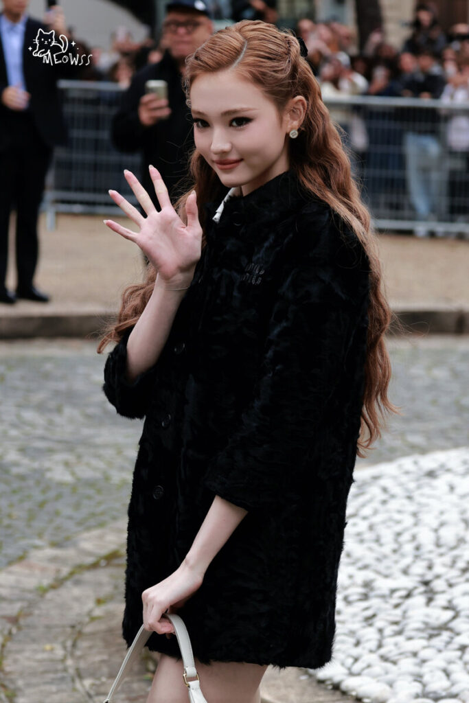 Bé gái đẹp nhất thế giới nay là ca sĩ nổi tiếng: Nhan sắc ngày càng khác lạ, vừa lớn đã xóa sổ quá khứ 