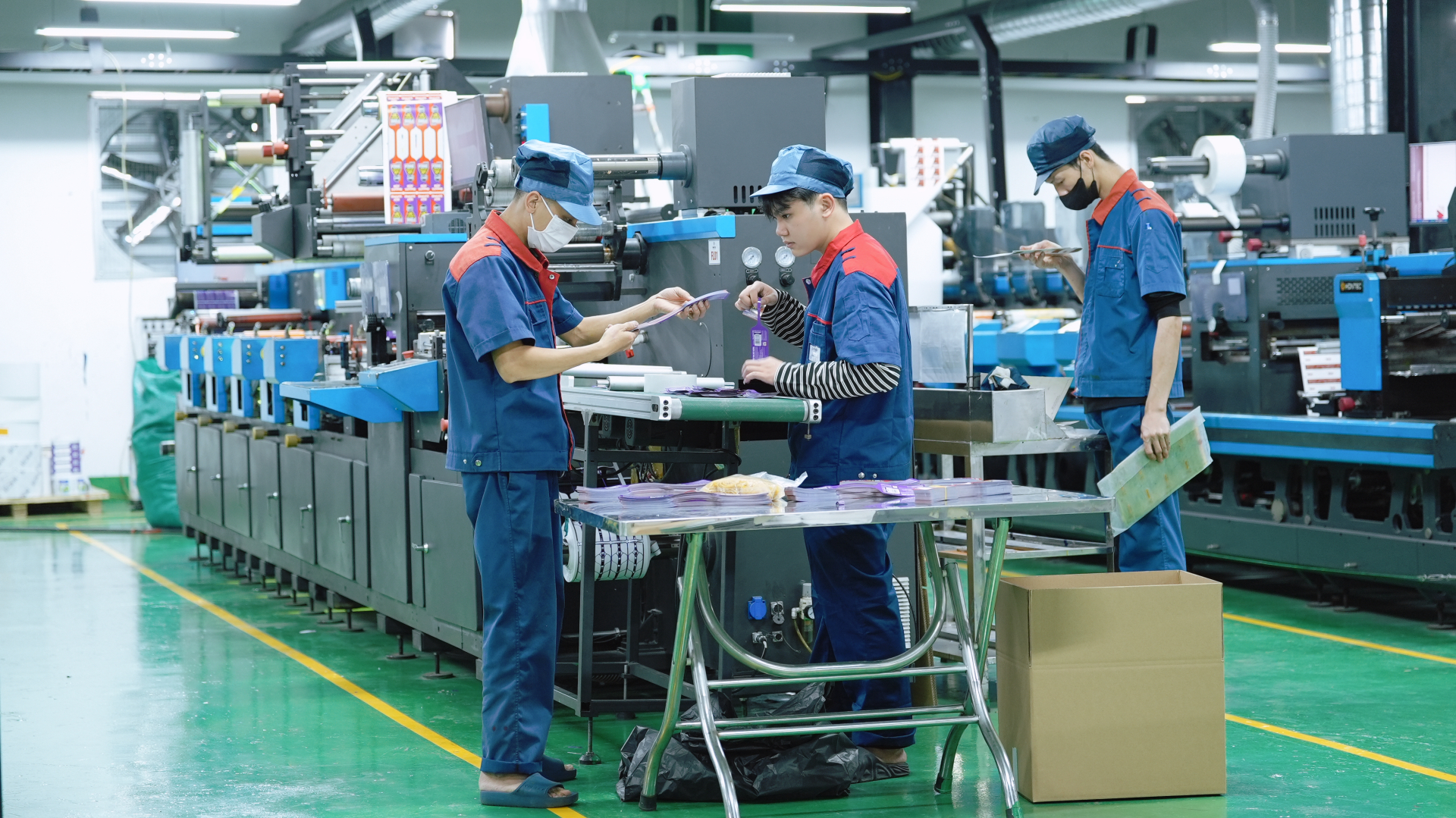 Khung cảnh bên trong nhà xưởng của công ty in Nhật Hàn hiện tại