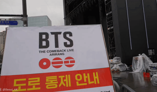 Sân khấu đang được lắp đặt 