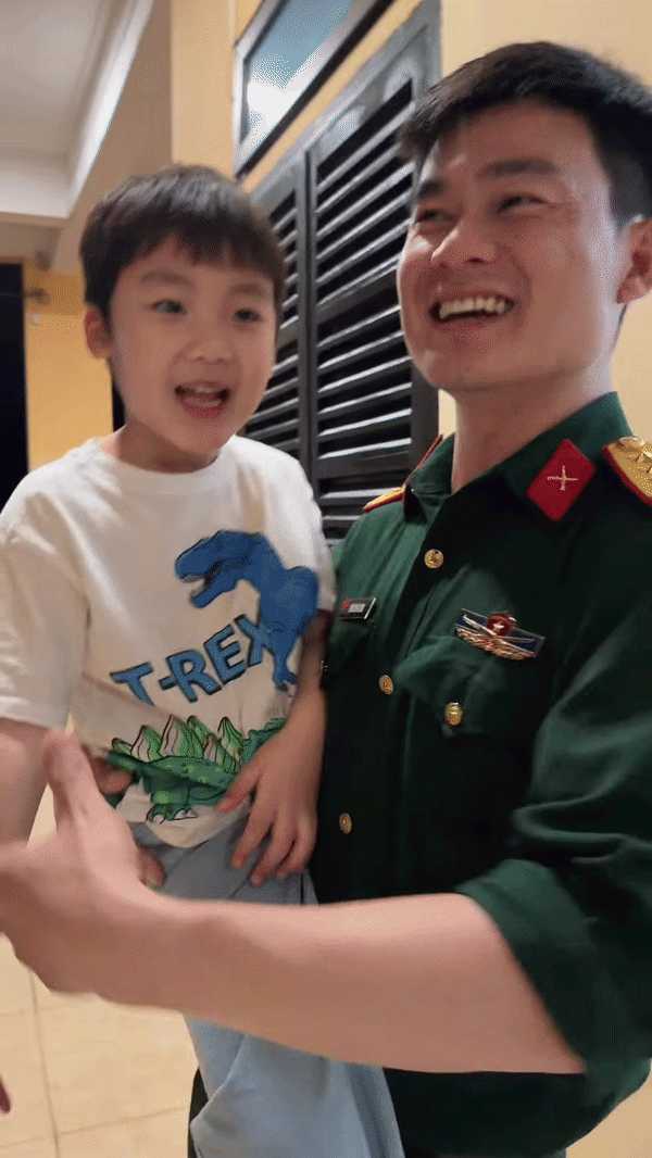 Cậu bé thích thú khi được bố dẫn thăm quan đơn vị