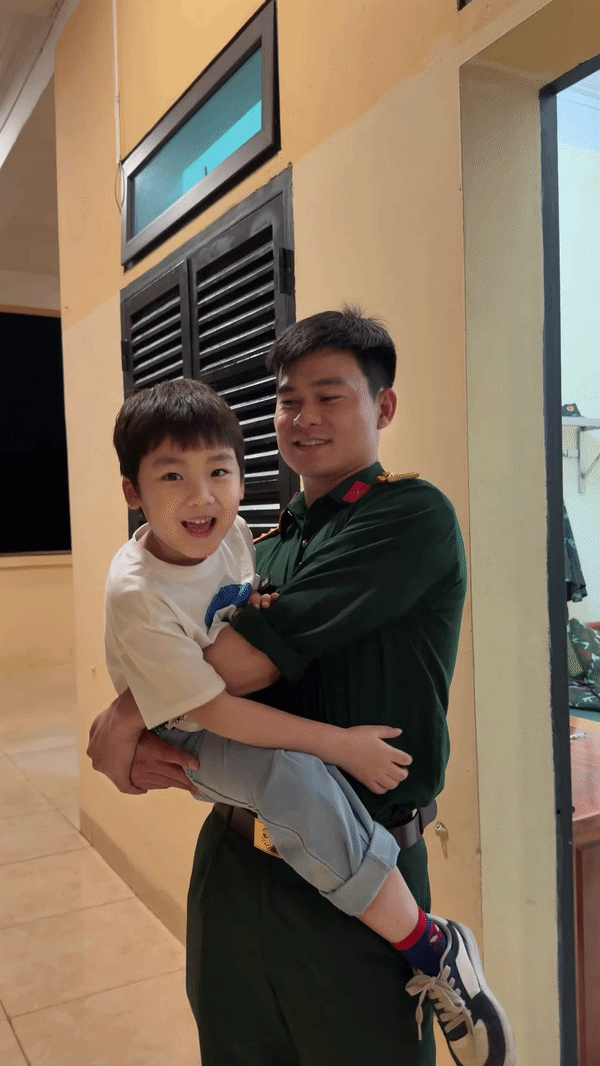 Bé Bo cười rạng rỡ khi được đến thăm bố