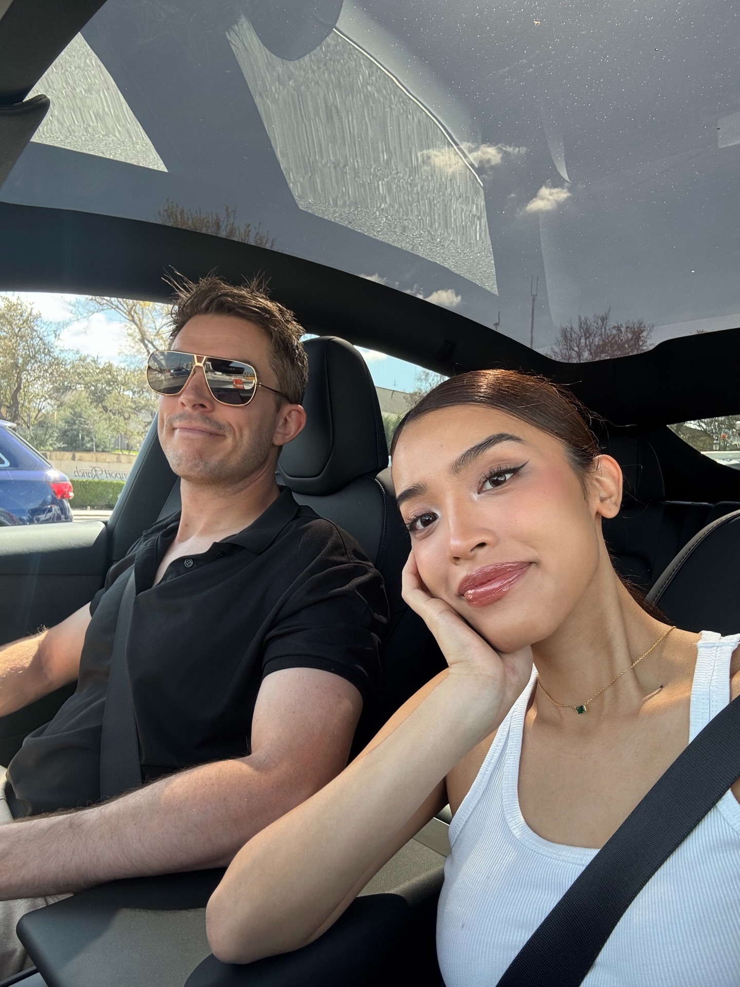 Cặp đôi đi du lịch nhiều nơi, không ngại thể hiện tình cảm với đối phương