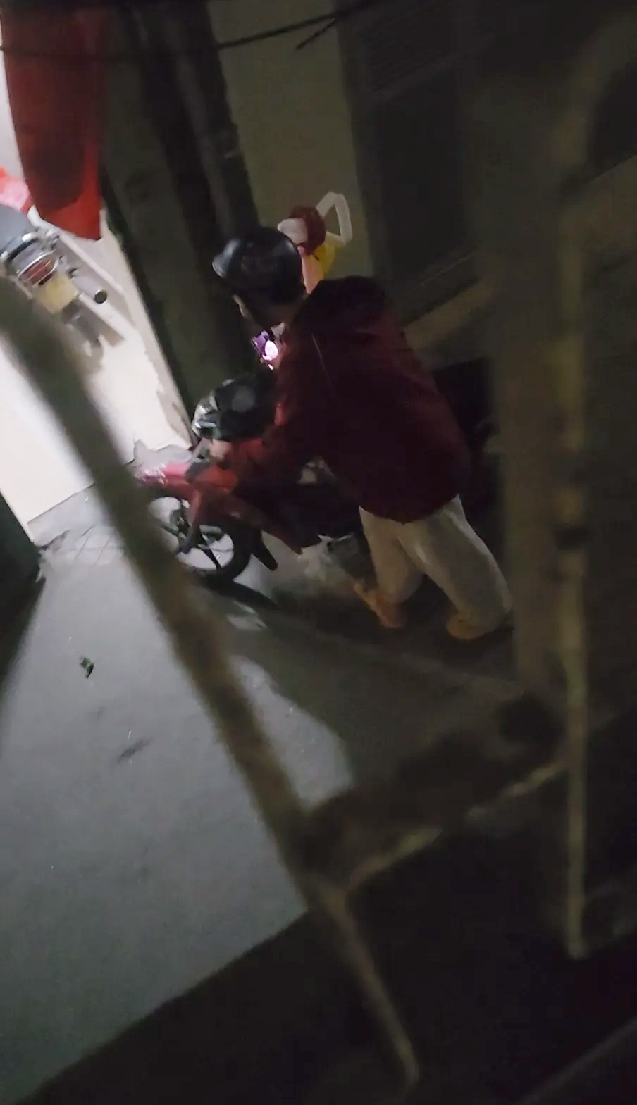 Hình ảnh nam sinh viên mặc áo đồng phục Đại học Bách khoa, trên tay vẫn cầm bóng bay