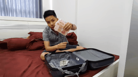 Khoa Pug nhiều lần khoe tiền, chi tiêu không tiếc tay