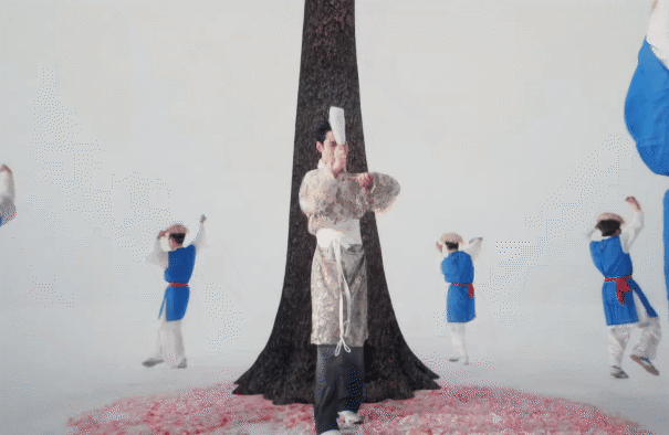 Hùng Huỳnh và tạo hình truyền thống gây chú ý 