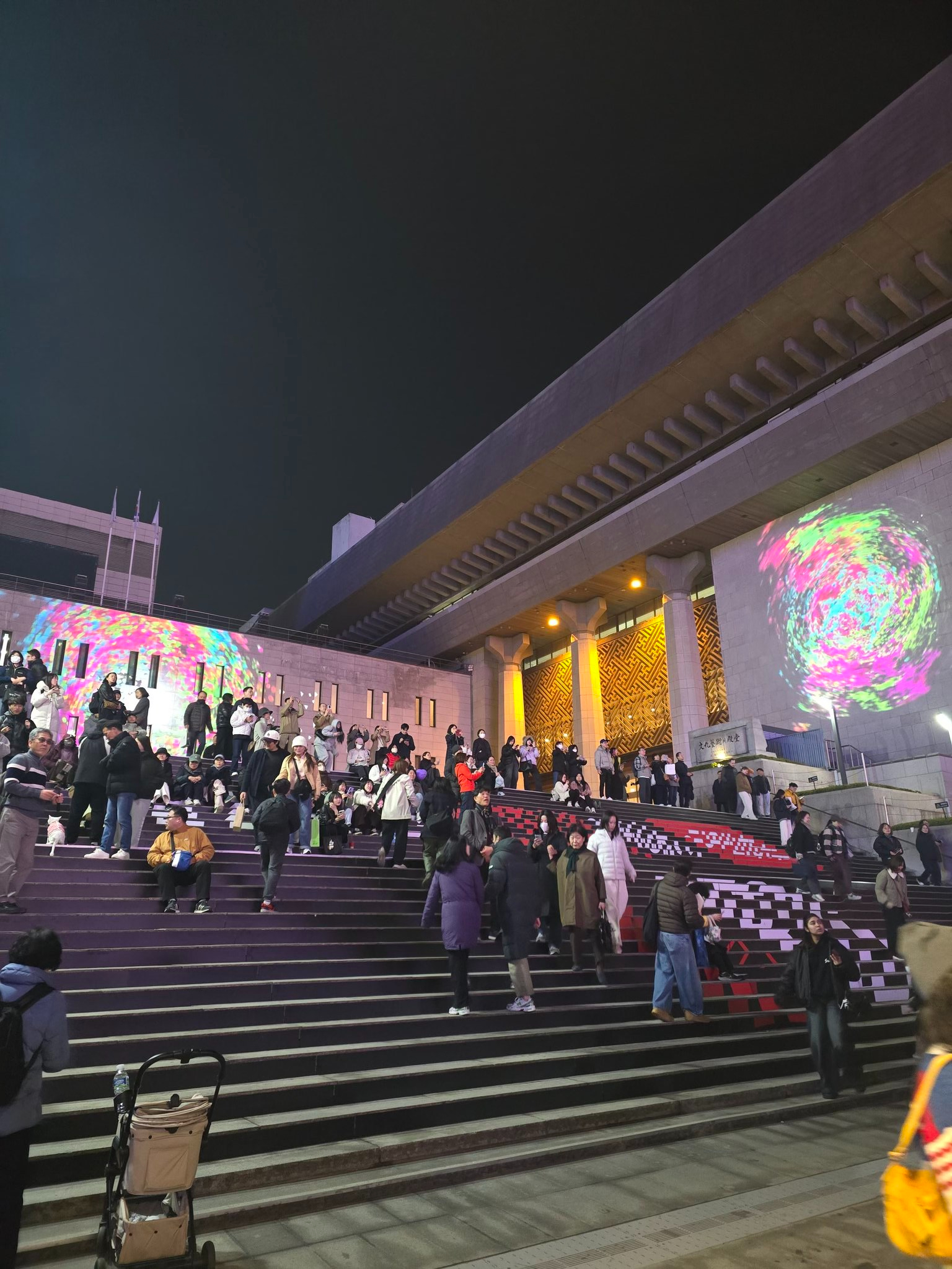 Vào tối 20/3 - 1 đêm trước khi concert tổ chức đã có rất đông người hâm mộ đổ bộ Gwanghwamun, cả Seoul thành ngày hội riêng 