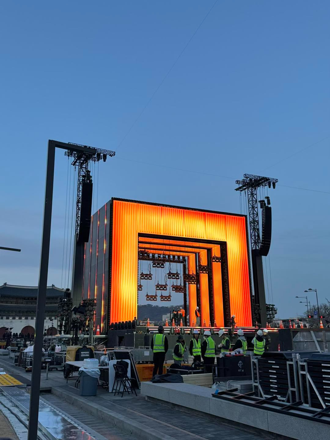 Sân khấu cho màn trở lại của BTS tại Quảng trường Gwanghwamun đã hoàn thiện 