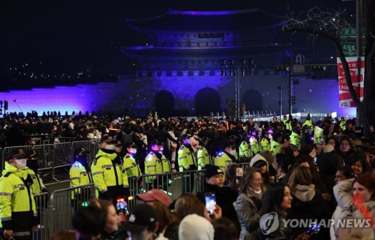 Lực lượng an ninh bảo vệ điều phối đám đông sau khi concert kết thúc (ảnh: Yonhap News)