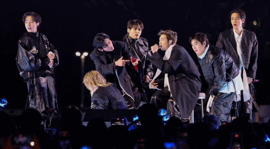 BTS vừa hoàn thành đêm diễn quảng bá ở Gwanghwamun (ảnh: Chosun)