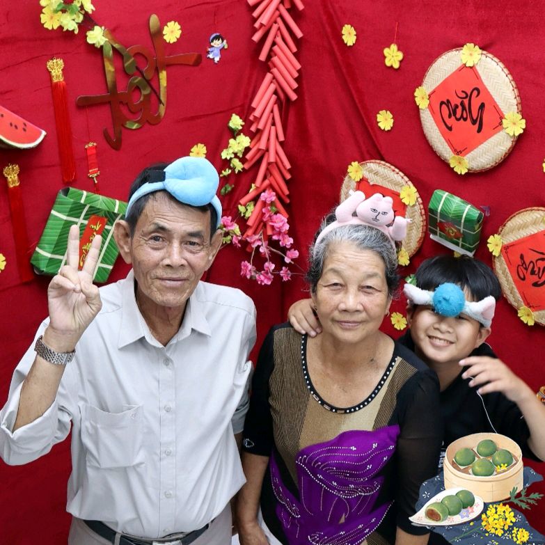 Minh Nhựt cùng ông và bà nội. 