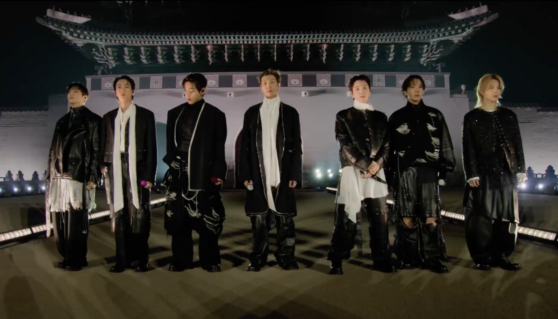BTS chính thức trở lại, tổ chức concert ở quảng trường Gwanghwamun. (Ảnh: Netflix)