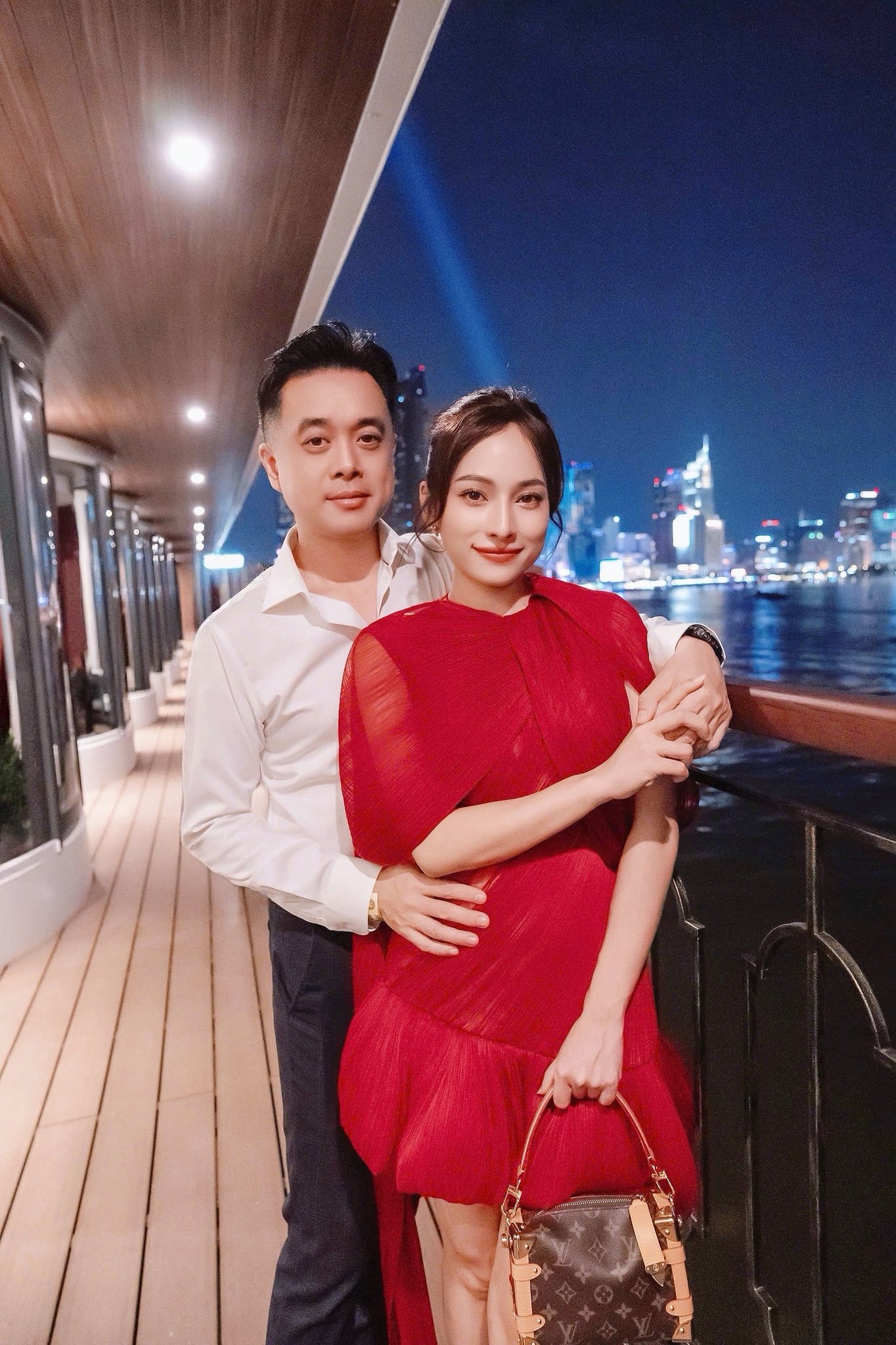 Dương Khắc Linh luôn thể hiện tình cảm, sự yêu chiều đặc biệt dành cho vợ sau hơn nửa thập kỷ gắn bó