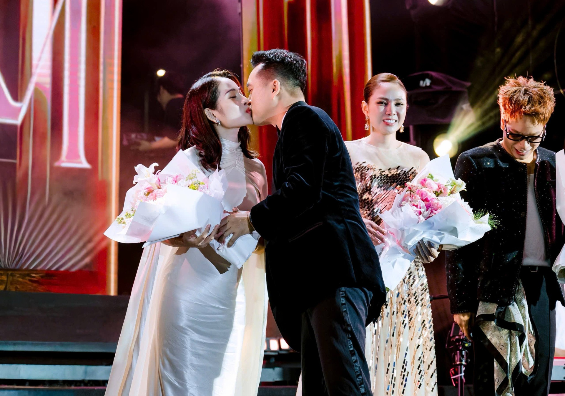 Sara Lưu cho biết cô chỉ đang trong giai đoạn đầu của thai kỳ, vỡ oà khi đón nhận niềm vui nhân 2 lần 2 