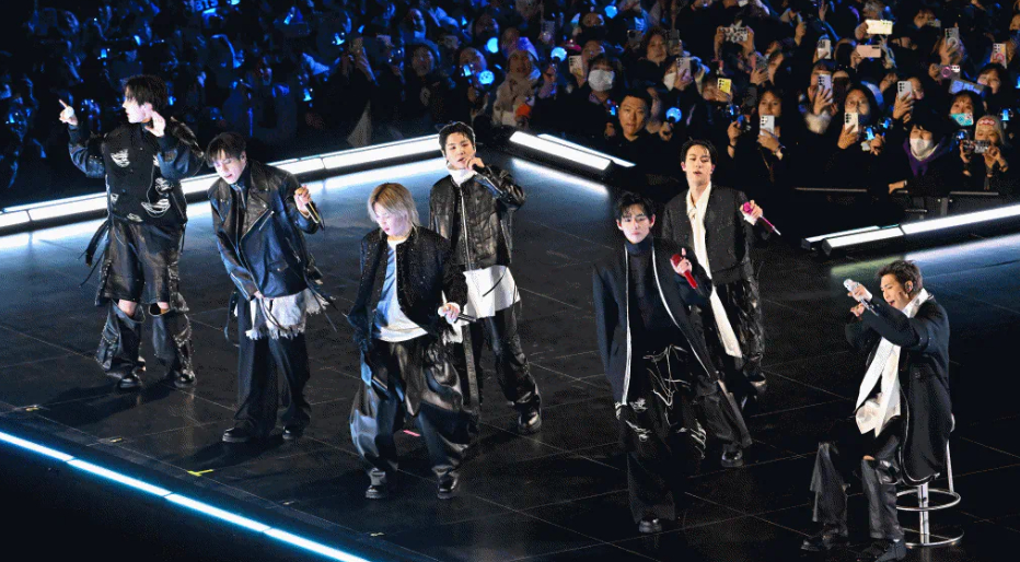 BTS gây sốt với đêm diễn lịch sử ở Gwanghwamun (ảnh: Chosun)