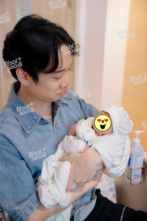 Nam ca sĩ có biểu cảm lầy lội y hệt với lần đầu bế CiCi và Mino 