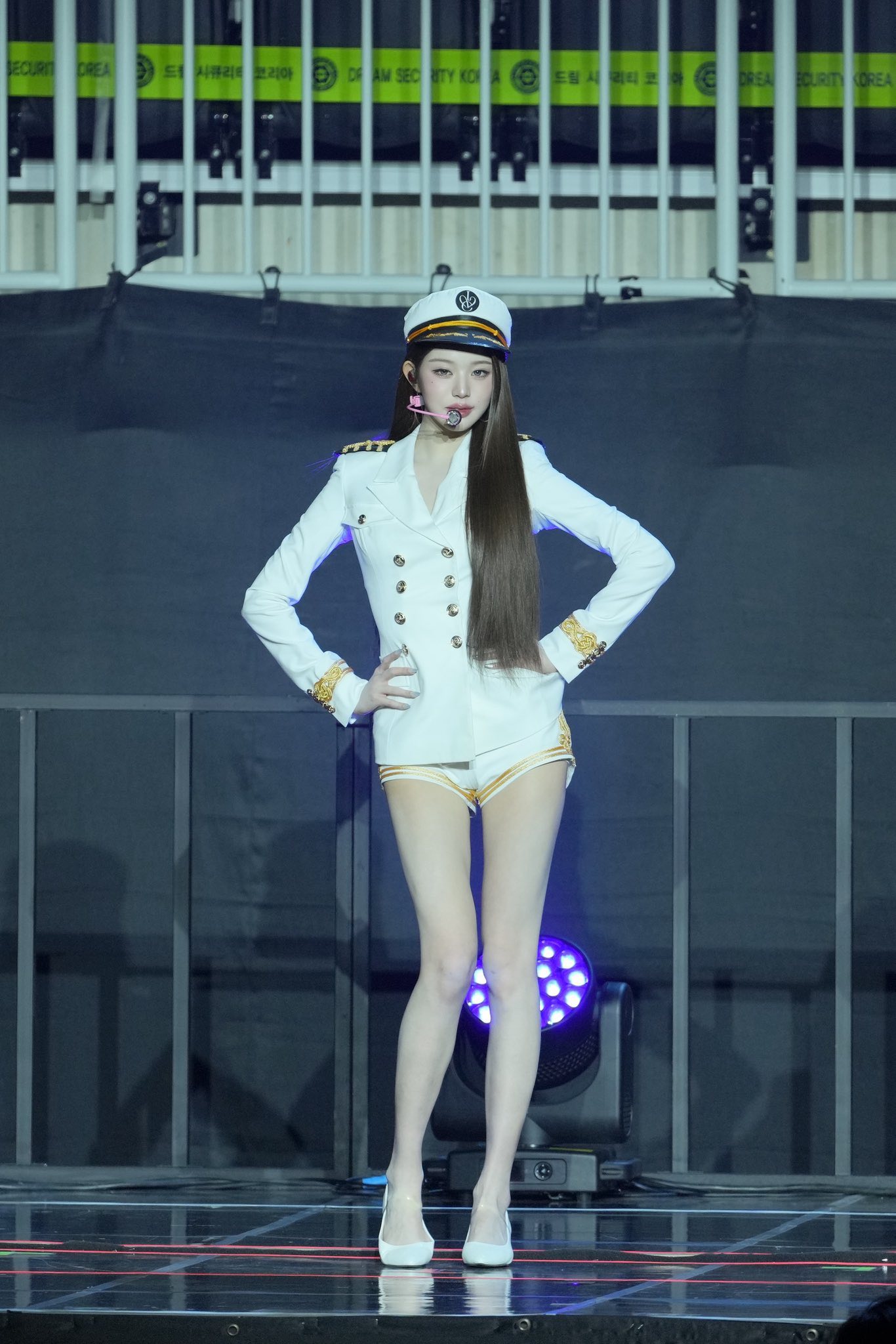 Chiếc mũ đẩy Jang Wonyoung vào thị phi (ảnh: X)