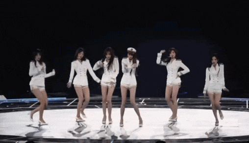 IVE trình diễn Genie tại fanconcert ngày 21/3