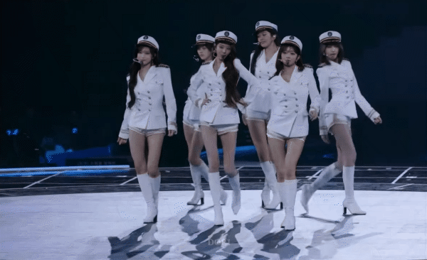 Lúc này, cả nhóm đã được đội mũ giống nhau nhưng càng khiến tranh cãi đi xa 